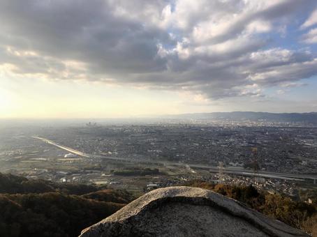 秋の夕焼けと街を見下ろす岩からの絶景 秋の夕焼けと街を見下ろす岩からの絶景 秋,夕焼け,夕暮れの写真素材
