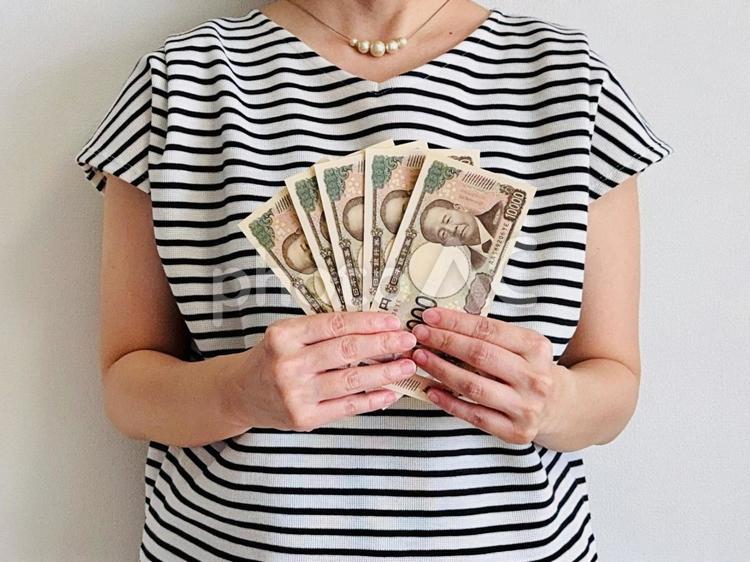 1万円札5枚を持った女性 お金,現金,女性の写真素材