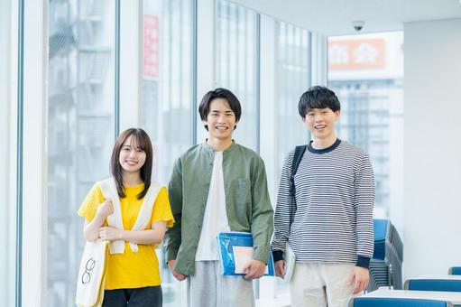 教室を歩く大学生 大学生,教室,笑顔の写真素材