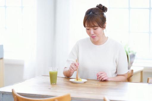 食事中の半袖女性の写真