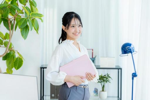 オフィスで働くビジネスウーマン ビジネスウーマン,笑顔,若い女性の写真素材