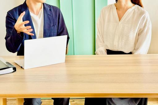 パソコンを見ながら説明をする営業マン 2人,ビジネス,相談の写真素材
