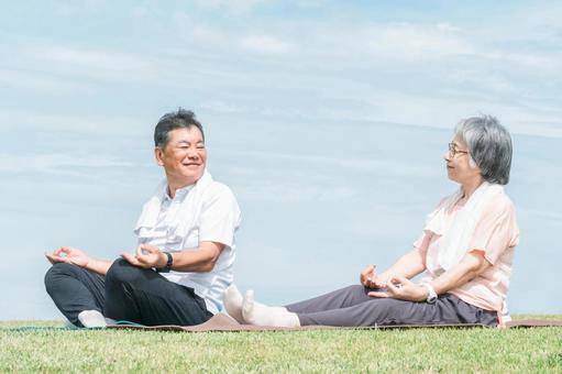 公園でストレッチ・ヨガをする高齢者夫婦 シニア,運動,高齢者の写真素材
