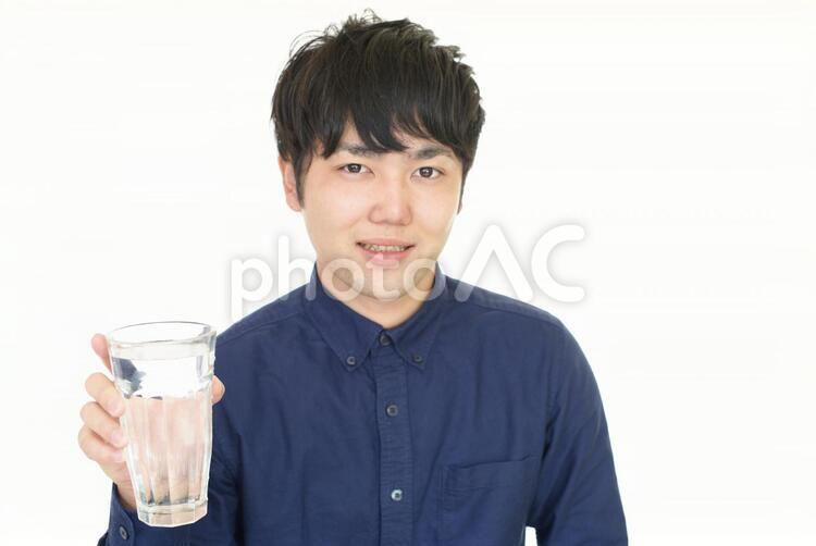 お水の入ったグラスを持つ笑顔の男性 男性,男,飲み物の写真素材