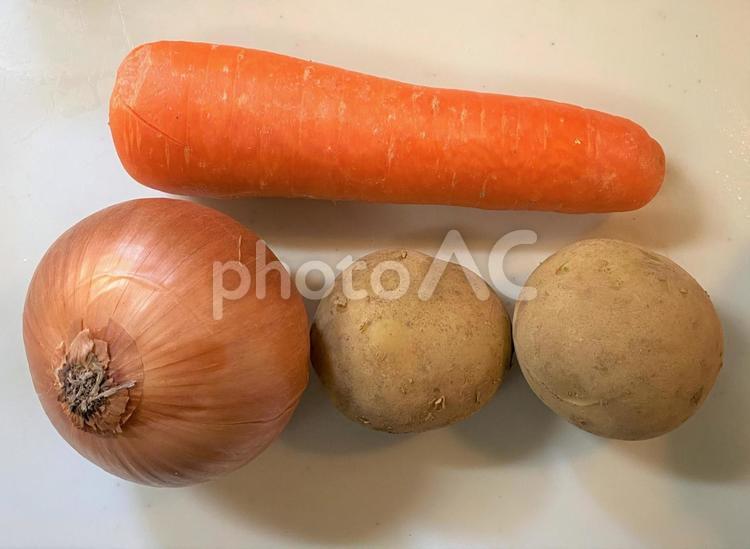 にんじん・タマネギ・じゃがいも クッキング,料理,ニンジンの写真素材
