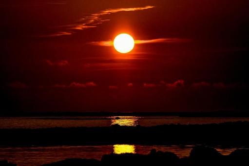 <素材>秋の海に沈む夕日の風景 <素材>秋の海に沈む夕日の風景の写真