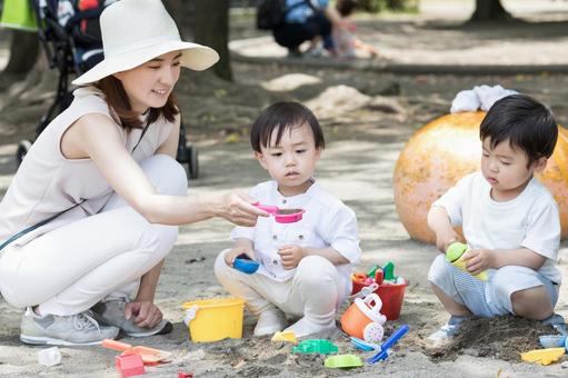 ママ友 母親 育児 ママ友 母親 育児 ママ友,公園,砂場の写真素材