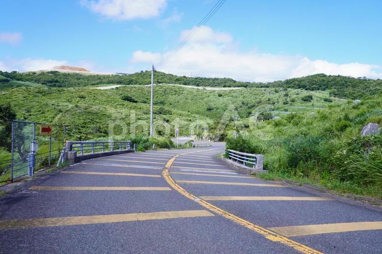 自然の中を走る道路  自然,平尾台,車道の写真素材