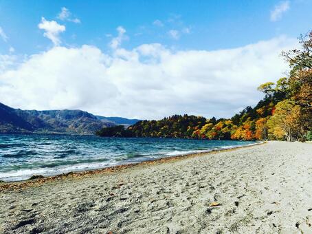 Fall of the lake, there are not many people, surf, ocean, JPG