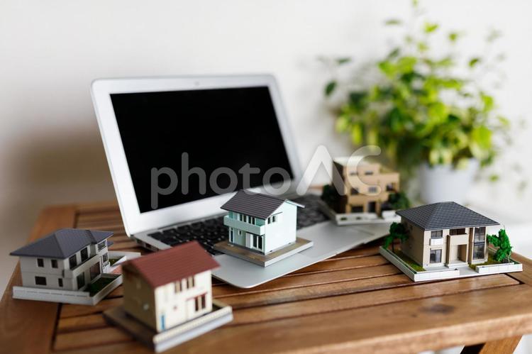 ノートパソコンと住宅模型 住宅,ビジネス,不動産の写真素材