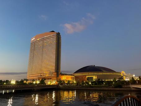 夕暮れの地行浜(福岡市) みずほpaypayドーム,ヒルトン福岡シーホークホテル,地行浜の写真素材