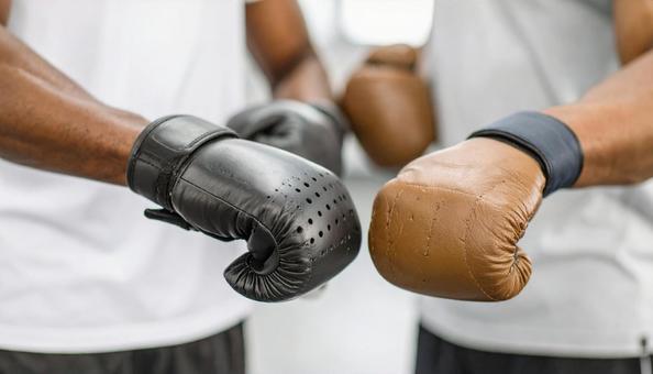パンチンググローブをつけた男性の手の写真