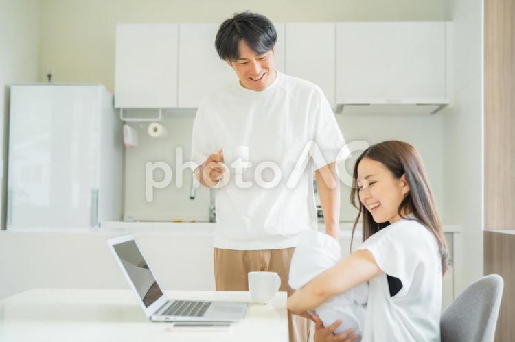 テレワークする女性と男性 赤ちゃん,夫婦,家族の写真素材