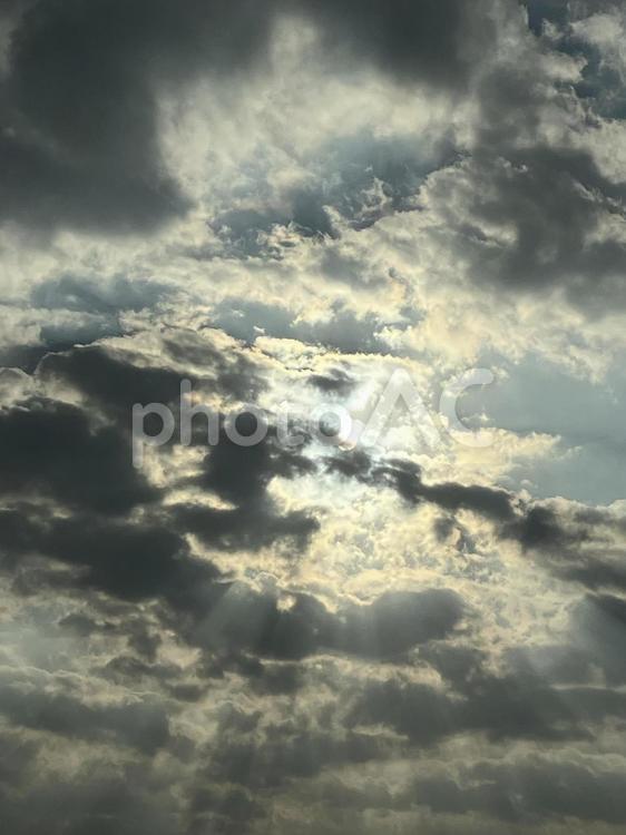 雲と空と太陽の順番に見えた 雲,空,太陽の写真素材