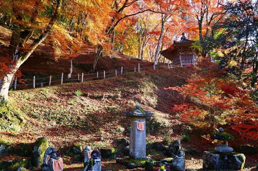 紅葉に囲まれた地蔵と太子堂の秋（香嵐渓） 香嵐渓,秋,紅葉の写真素材