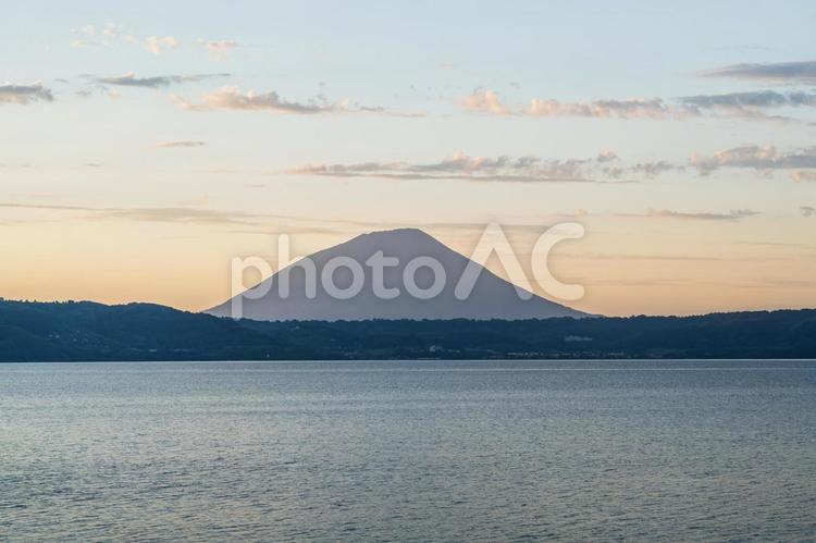 夕方の洞爺湖から見る羊蹄山 風景,旅行,空の写真素材
