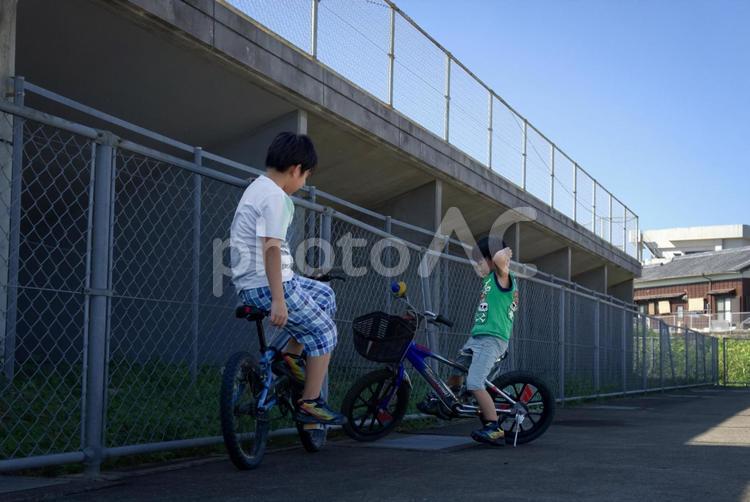 ※＜素材＞夜明けの公園で自転車で遊ぶ兄弟 子供,男性,人物の写真素材