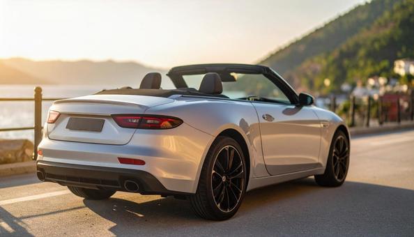 海が見える埠頭に止められたオープンカー 海が見える埠頭に止められたオープンカーの写真