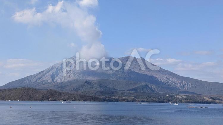 噴煙を上げる桜島と錦江湾 桜島,火山,噴火口の写真素材