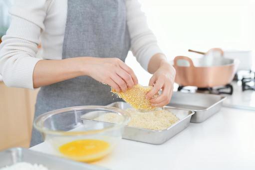 パン粉を付けている手 パン粉を付けている手の写真
