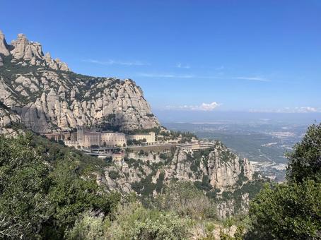 ハイキングコースから見たモンセラットの写真