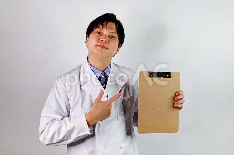 医師と無地のクリップボード 医師,白衣,クリップボードの写真素材