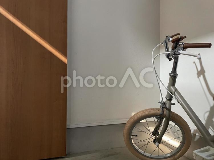 光と影と、自転車と。 玄関,自転車,インテリアの写真素材