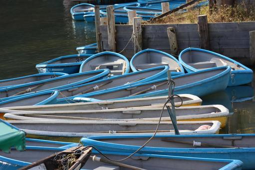 たくさんのボートがある川 たくさんのボートがある川の写真