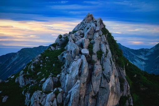 夕焼けの北アルプスの烏帽子岳 北アルプス,烏帽子岳,夕焼けの写真素材
