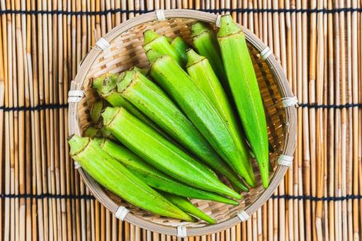 竹ざるに盛られた新鮮なオクラ 竹ざるに盛られた新鮮なオクラ オクラ,野菜,緑色の写真素材