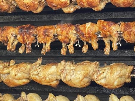 香ばしく焼き上がるフランス市場の鶏 香ばしく焼き上がるフランス市場の鶏の写真