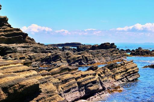 透明な海と磯の岩場が広がる夏の海景色 海,磯,岩場の写真素材