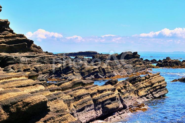 透明な海と磯の岩場が広がる夏の海景色 海,磯,岩場の写真素材