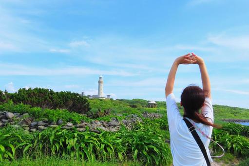 角島灯台を眺めながら深呼吸する女性 角島灯台を眺めながら深呼吸する女性 女性,後ろ姿,ポニーテールの写真素材