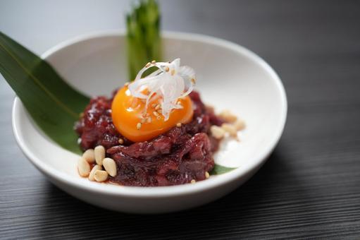 馬肉ユッケ 馬肉,ユッケ,黄身の写真素材