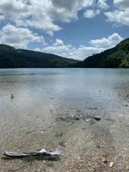 夏空の下に広がる静寂の山間湖 夏空の下に広がる静寂の山間湖 湖,夏空,雲の写真素材