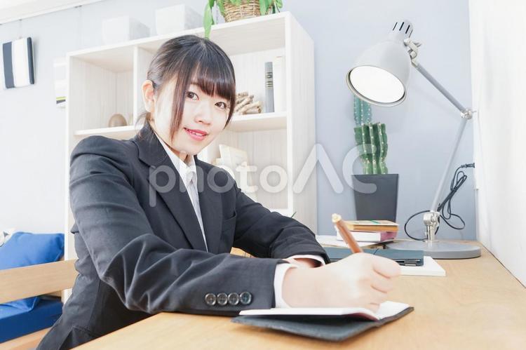 スーツを着て勉強をする女性 美人,女子大生,日本人の写真素材