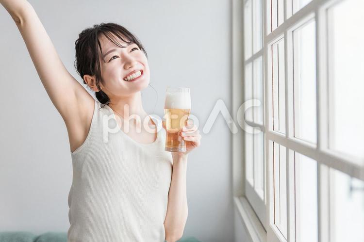 家でビールを昼飲みするアジア人女性 昼飲み,ビール,ストレス発散の写真素材