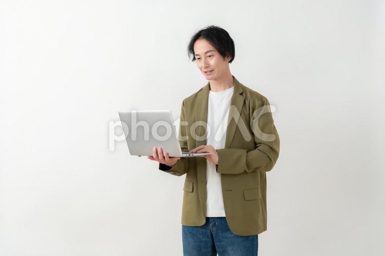 白バックの若い男性エンジニア ビジネス,男性,ビジネスマンの写真素材