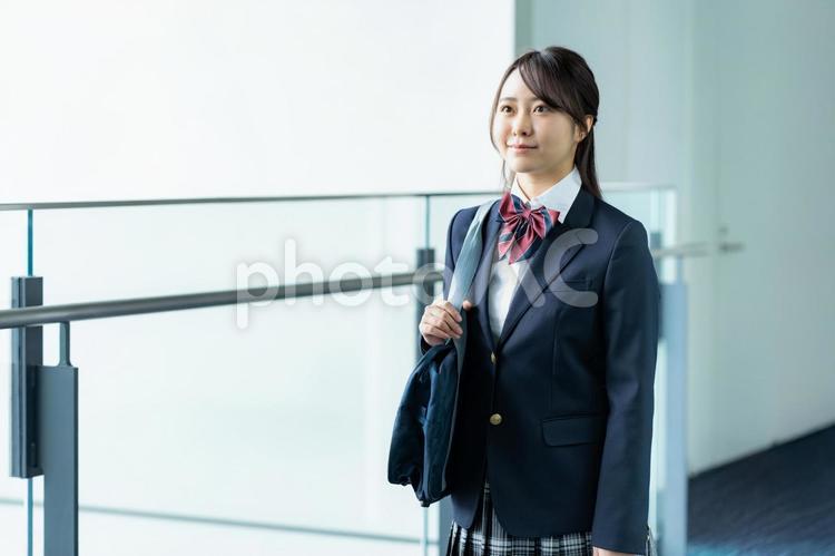 廊下を歩く制服の女子高生 高校生,女子高生,笑顔の写真素材