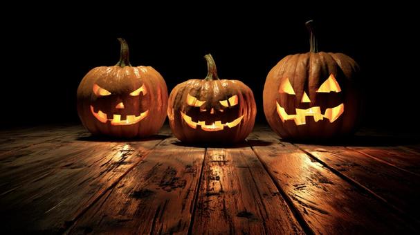 並ぶ三つのジャックオランタンの写真