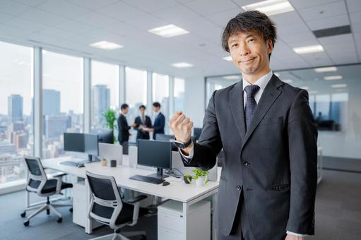 ガッツポーズするビジネスマン ガッツポーズするビジネスマン ビジネスマン,男性,スーツの写真素材