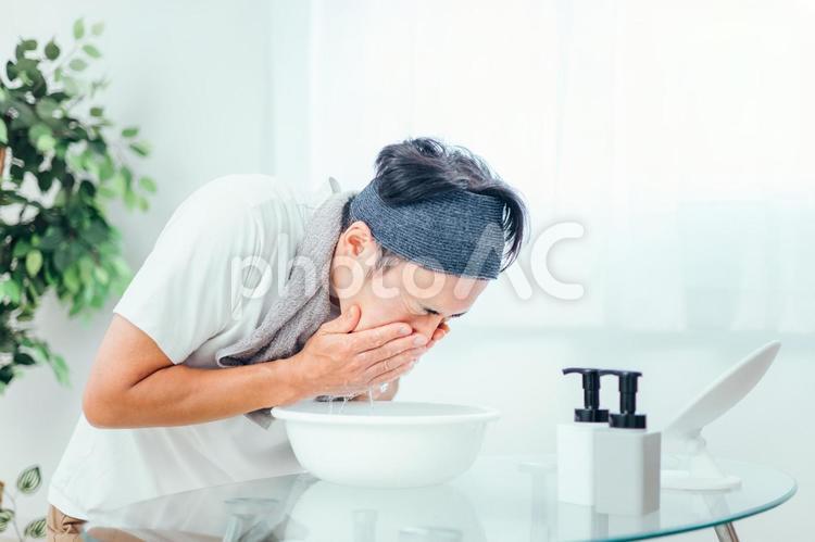 水で洗顔する男性 洗顔,水洗顔,男性の写真素材