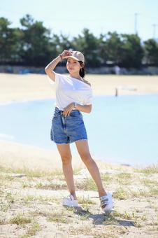 海辺でポーズをとる女性 女性,海,夏の写真素材