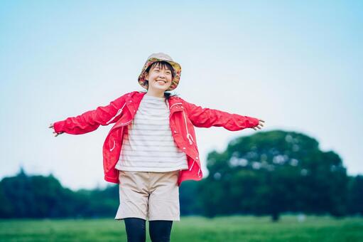 草原でリラックスした表情の女性  女性,笑顔,充実の写真素材