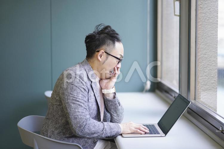 グリーンのオフィスのPCとビジネスマン ビジネス,男性,仕事の写真素材