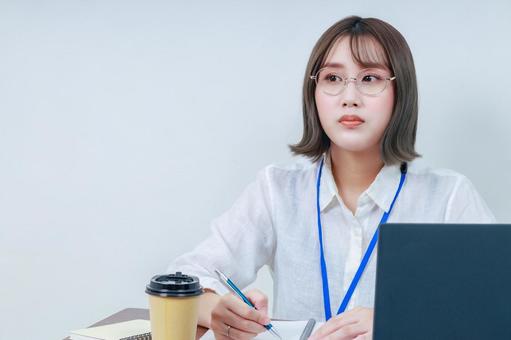 デスクワークをしている女性|三分の一構図 デスクワークをしている女性|三分の一構図 女性,若い,眼鏡の写真素材