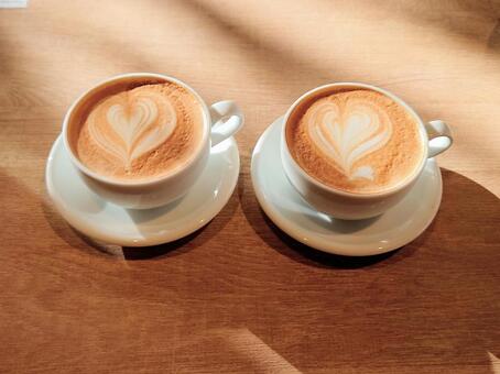 コーヒー　2杯 カフェラテ,ラテアート,カプチーノの写真素材