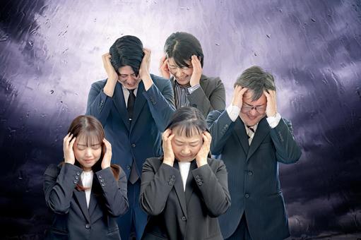 絶望的に頭を抱えるビジネスマン 絶望的に頭を抱えるビジネスマン ビジネス,ビジネスマン,ビジネスウーマンの写真素材