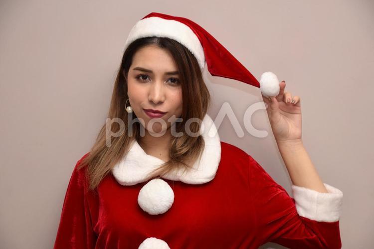 サンタクロースのコスチュームを着ている彼女 女性,彼女,クリスマスの写真素材
